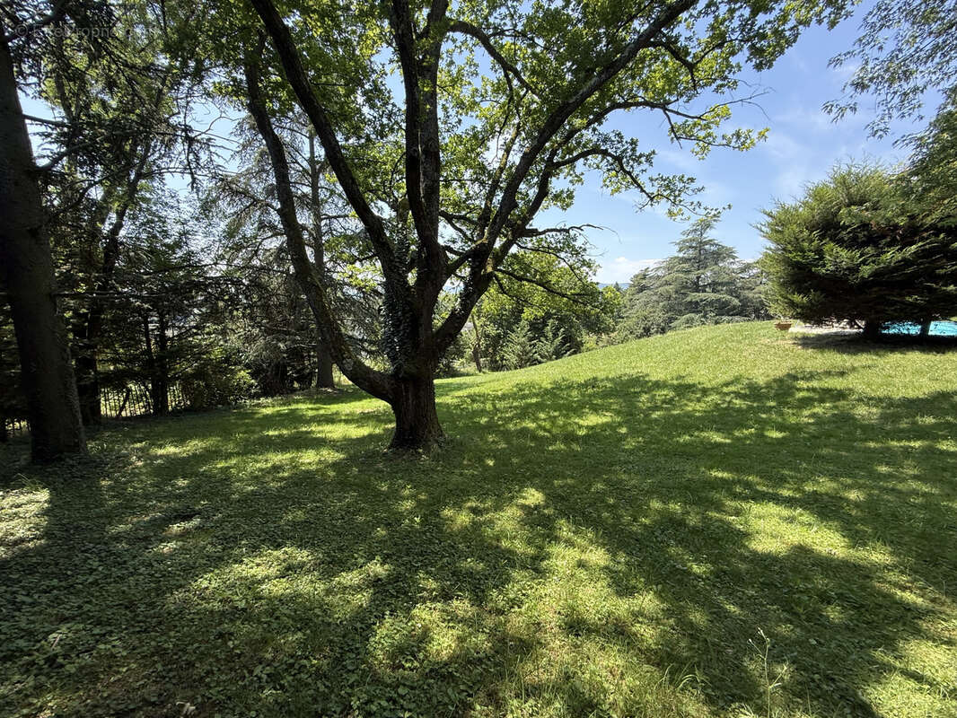 Terrain à CHARBONNIERES-LES-BAINS