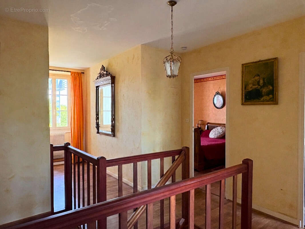 MAISON DE CARACTÈRE en pierre de taille, terrain de 1 200 m2, dépendance de 210 m2, quartier Gare COGNAC - photo 16