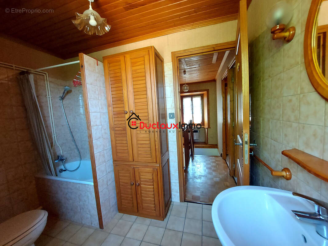 Maison typique en pierre avec une grangette - photo 11