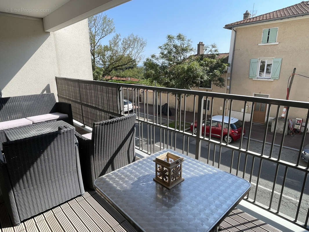 Appartement à LA TOUR-DE-SALVAGNY