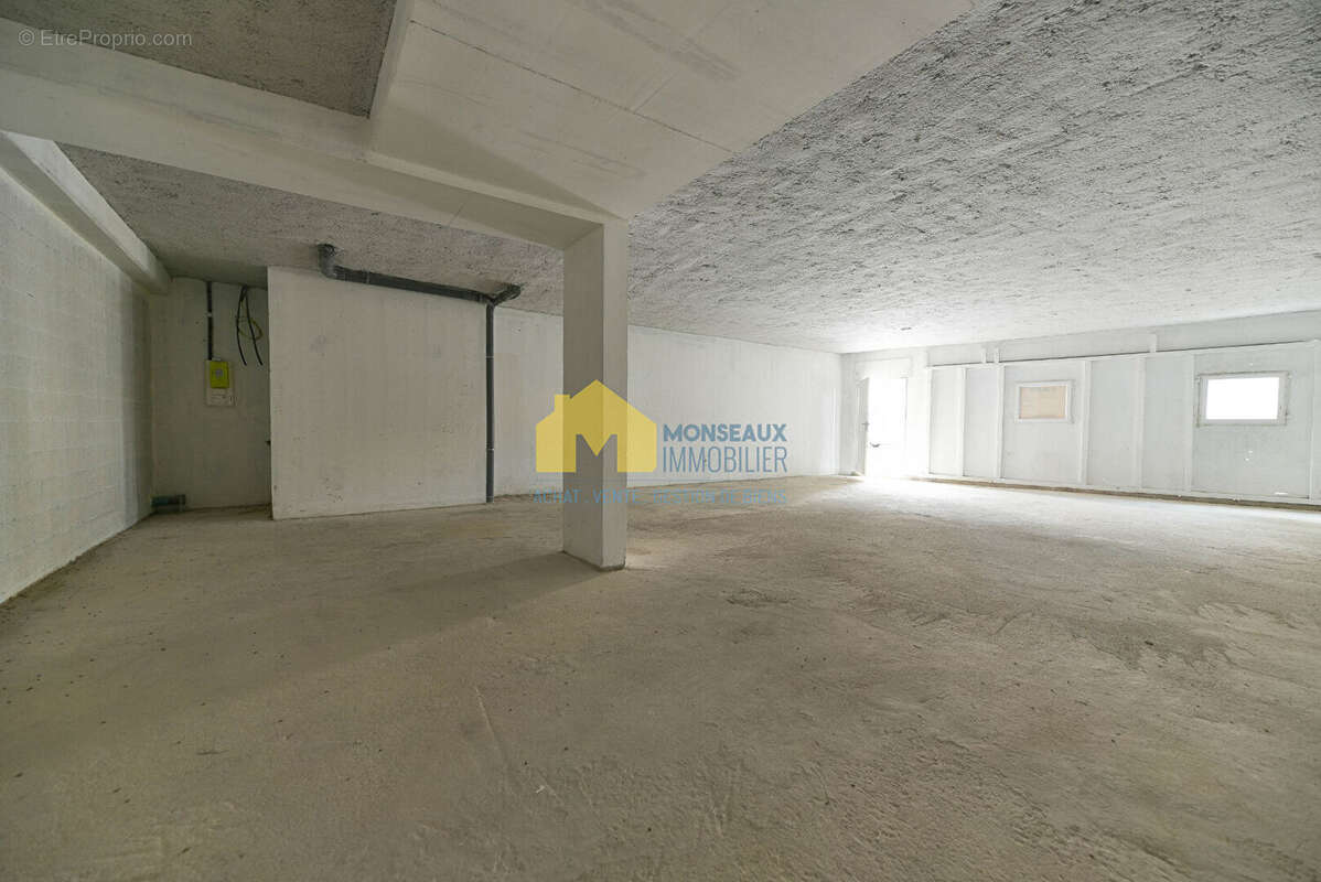 Local commercial Sainte Genevieve Des Bois 118 m2 - photo 2