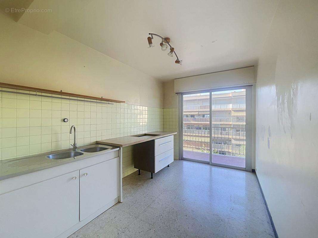 Appartement à SAINT-LAURENT-DU-VAR