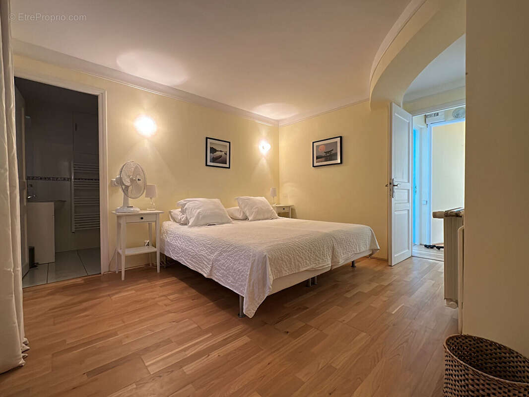 Maison Lorgues de 206 m² 4 chambres, un studio sur 6100 m² de terrain - photo 15