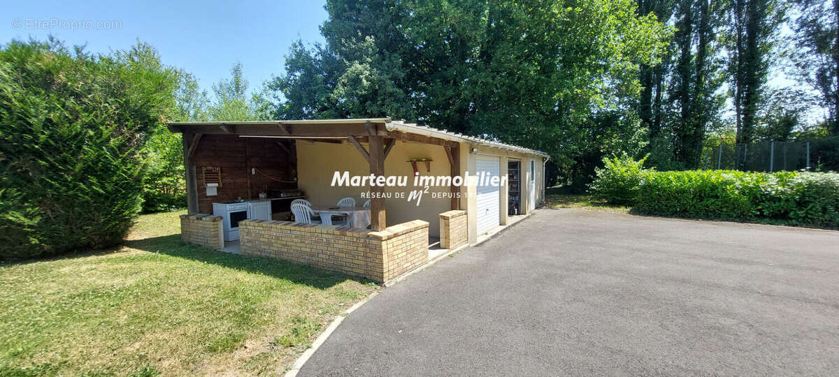 A VENDRE Longère rénovée de plain-pied avec piscine, grand terrain et beaux atoutsBrette Les Pins 5 pièce(s) 126 m2 - photo 11