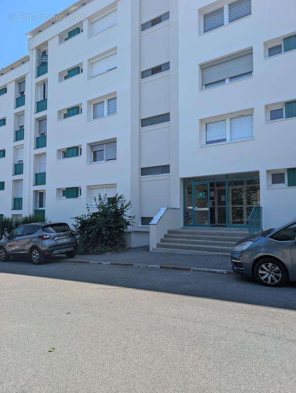 Appartement à PIERRE-BENITE