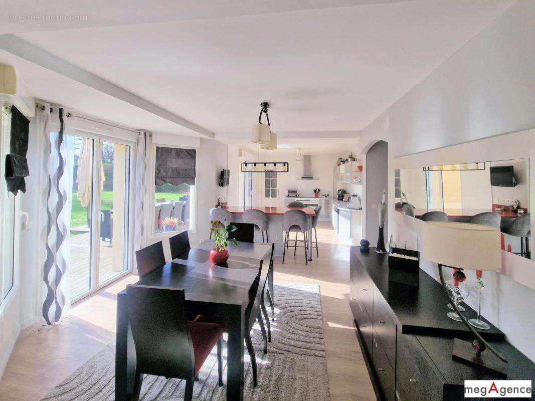 Maison à LA QUEUE-LES-YVELINES