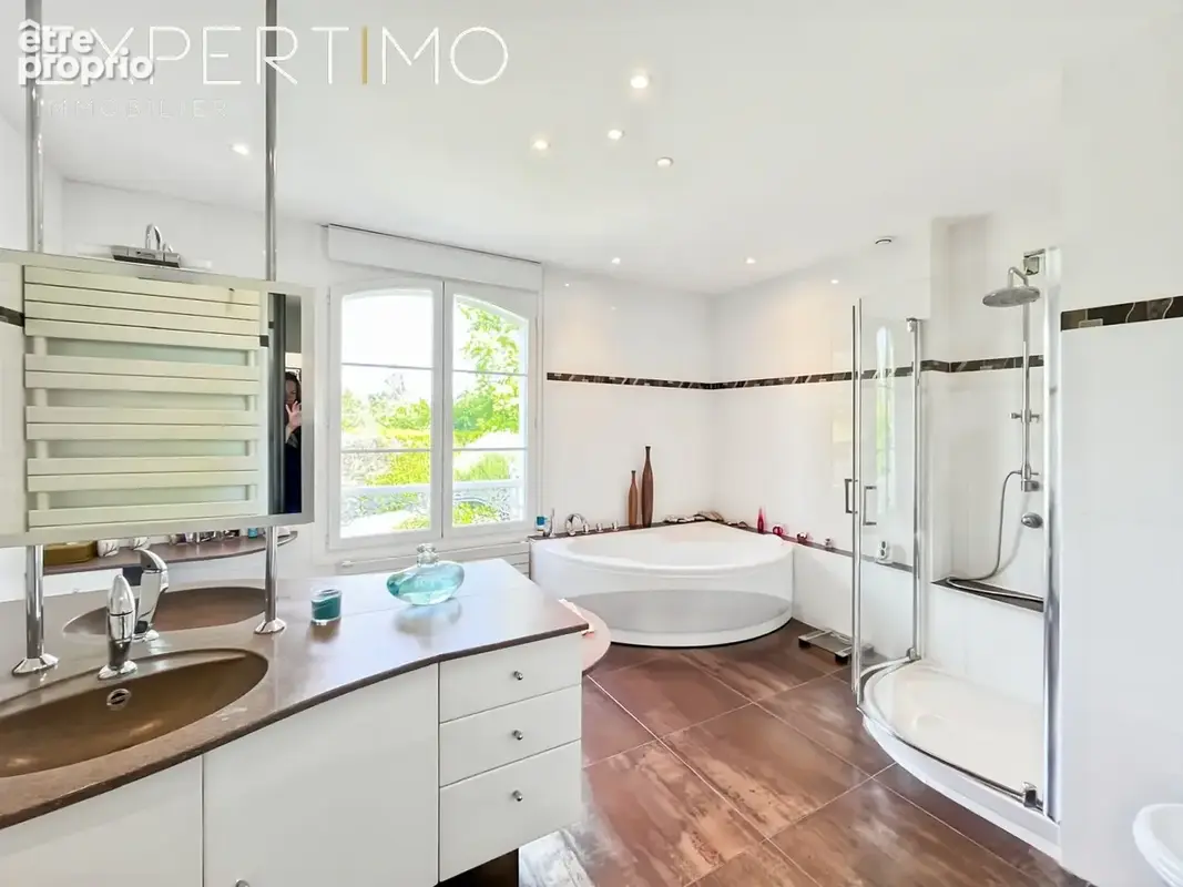 Propriete de caractere haut de gamme de 326 m2 aux volumes exceptionnels - photo 17