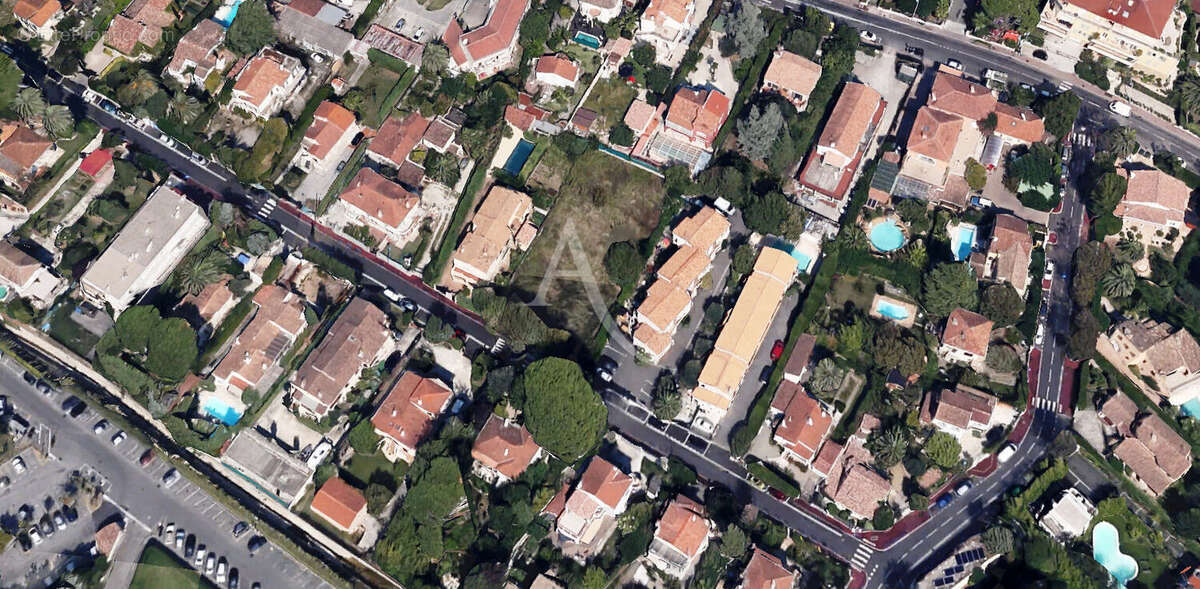 Terrain à MANDELIEU-LA-NAPOULE