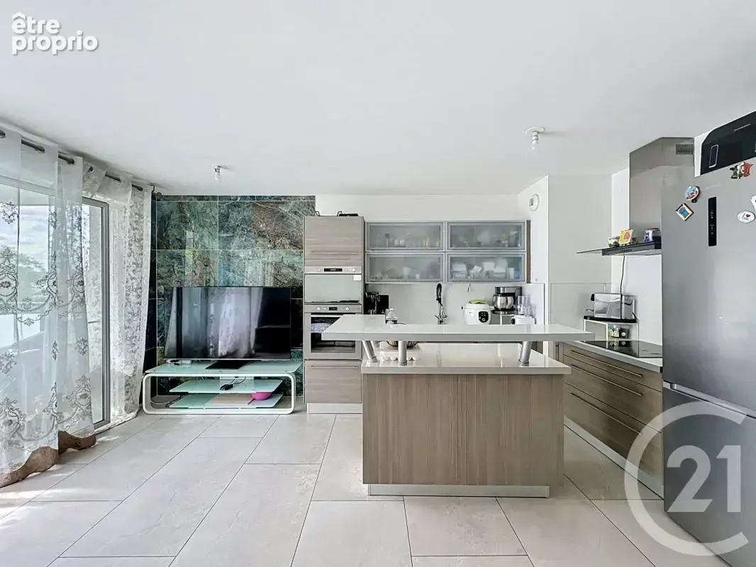 Appartement 74 m² à Saint-Fons  - photo 2