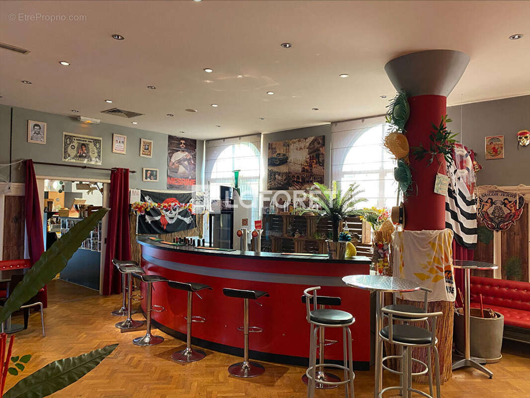 Commerce à VILLAGE-NEUF