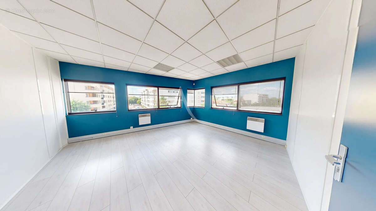 Local commercial CHILLY-MAZARIN 95.03 m² - photo 2