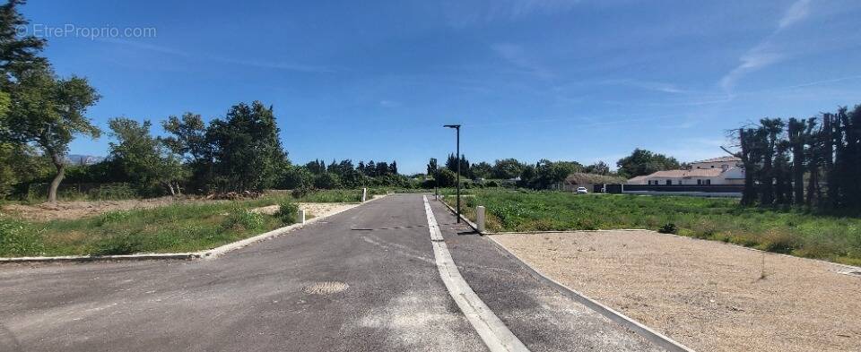 Terrain à SENAS