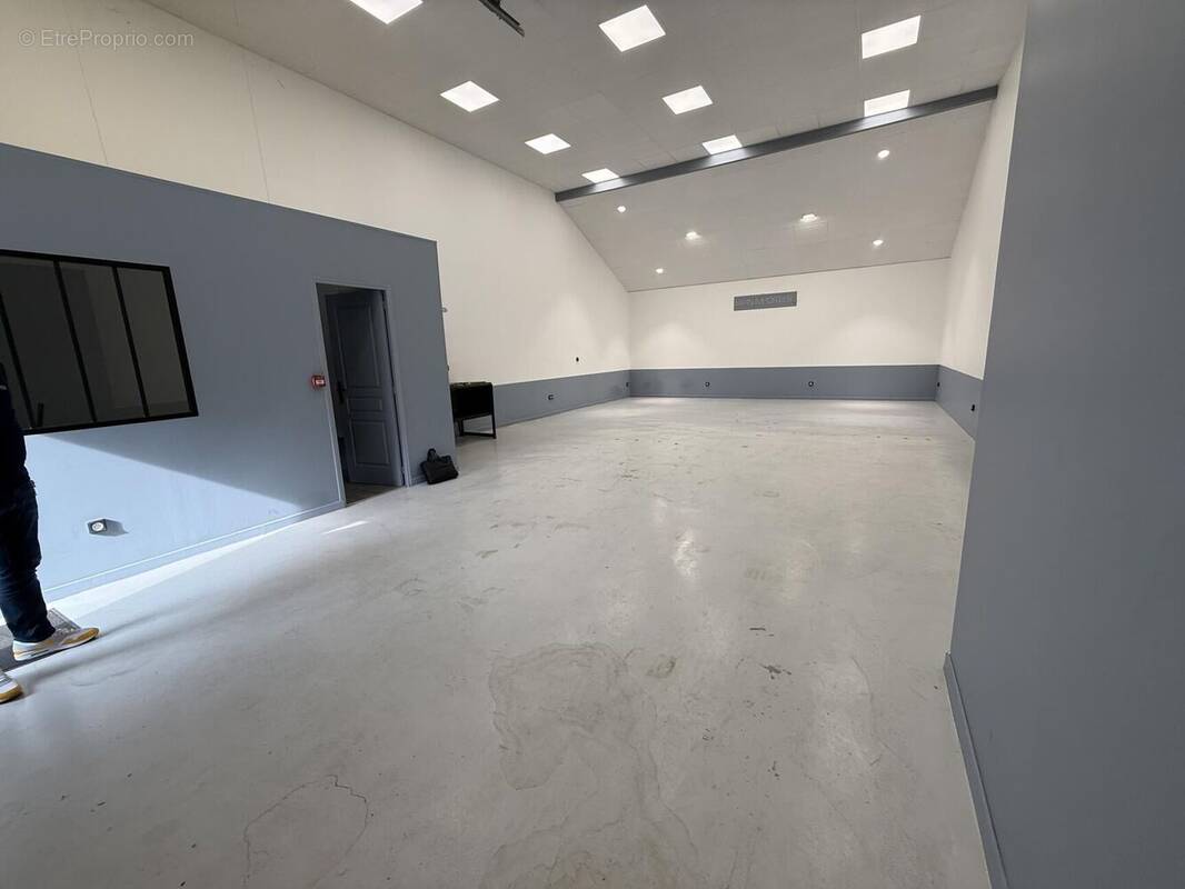 Photo 1 - Commerce à VAULX-EN-VELIN