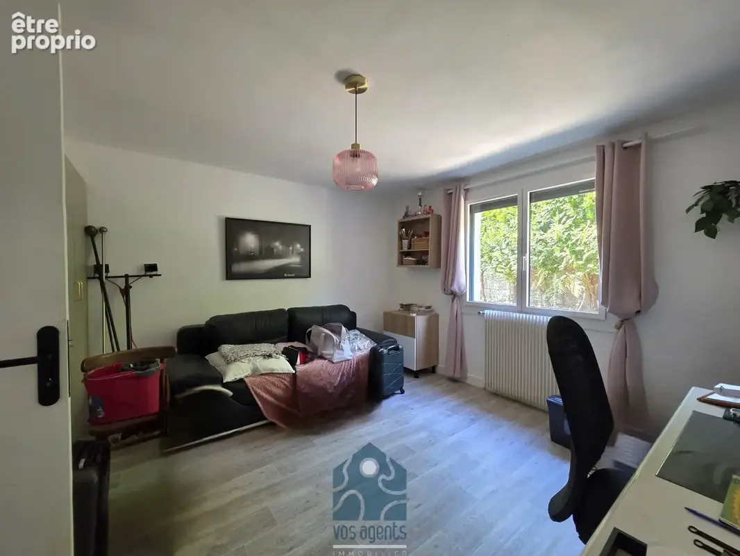 Maison individuelle neuf pièces avec terrasse, jardin et stationnements - photo 6