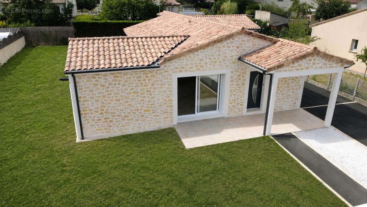 Maison neuve plain pied de 113 m2 à St Sauvant , 3 chambres , terrain de 741 m2 , garage - photo 11