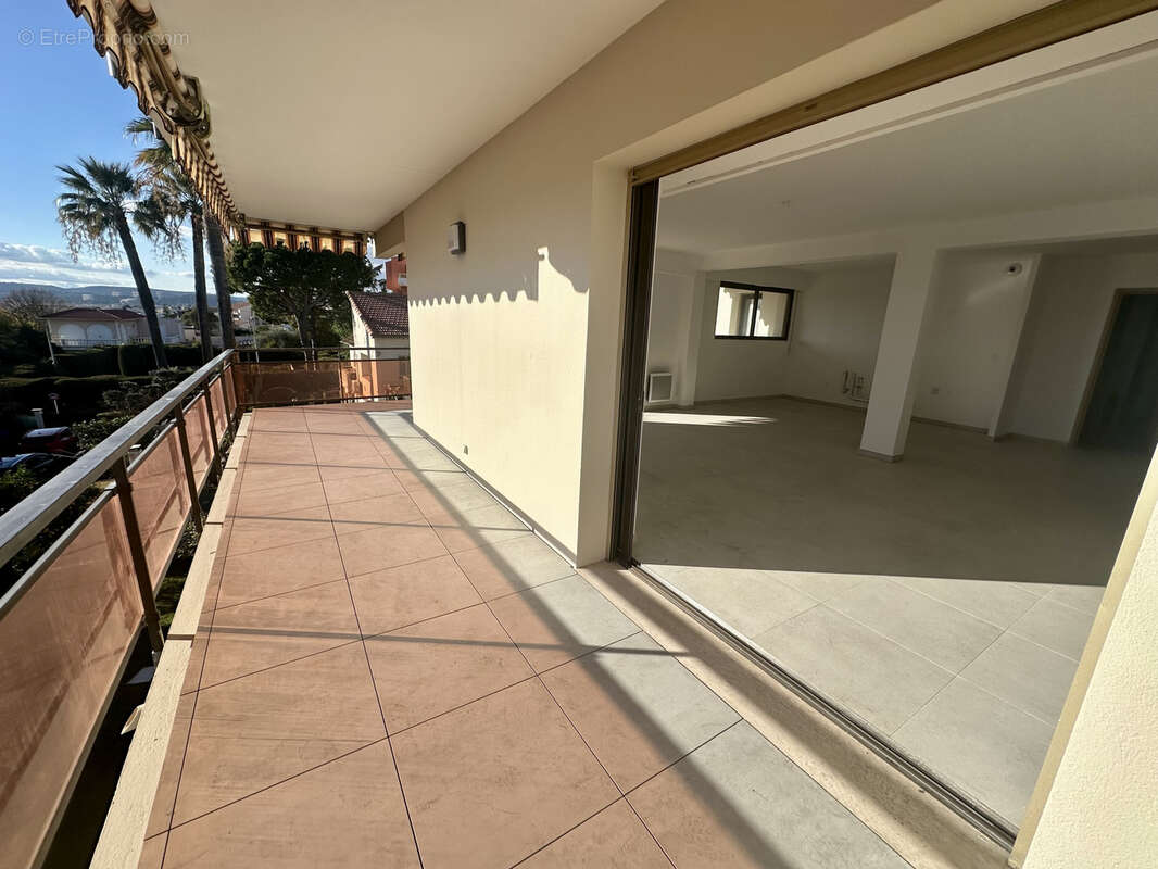 Appartement à SAINT-LAURENT-DU-VAR