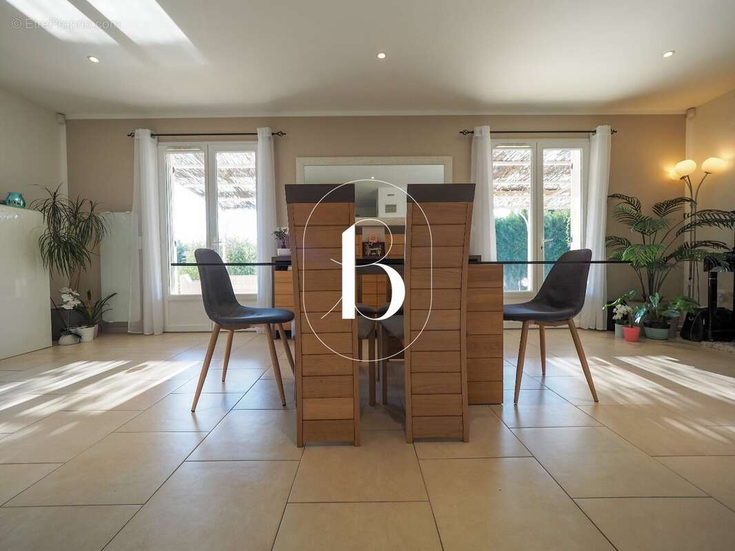 Maison à LA ROQUE-SUR-CEZE