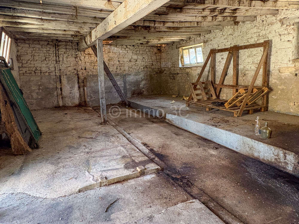 Maison en pierres avec dépendances - photo 12