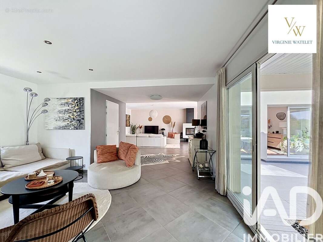 Maison 215 m² à Saint-Jean-De-Cuculles  - photo 6