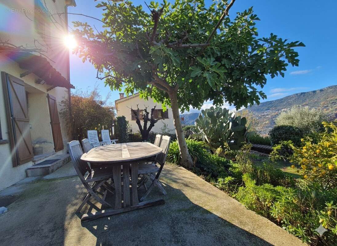 Appartement à CONTES