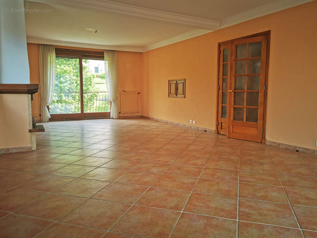 Appartement à COURS-LA-VILLE