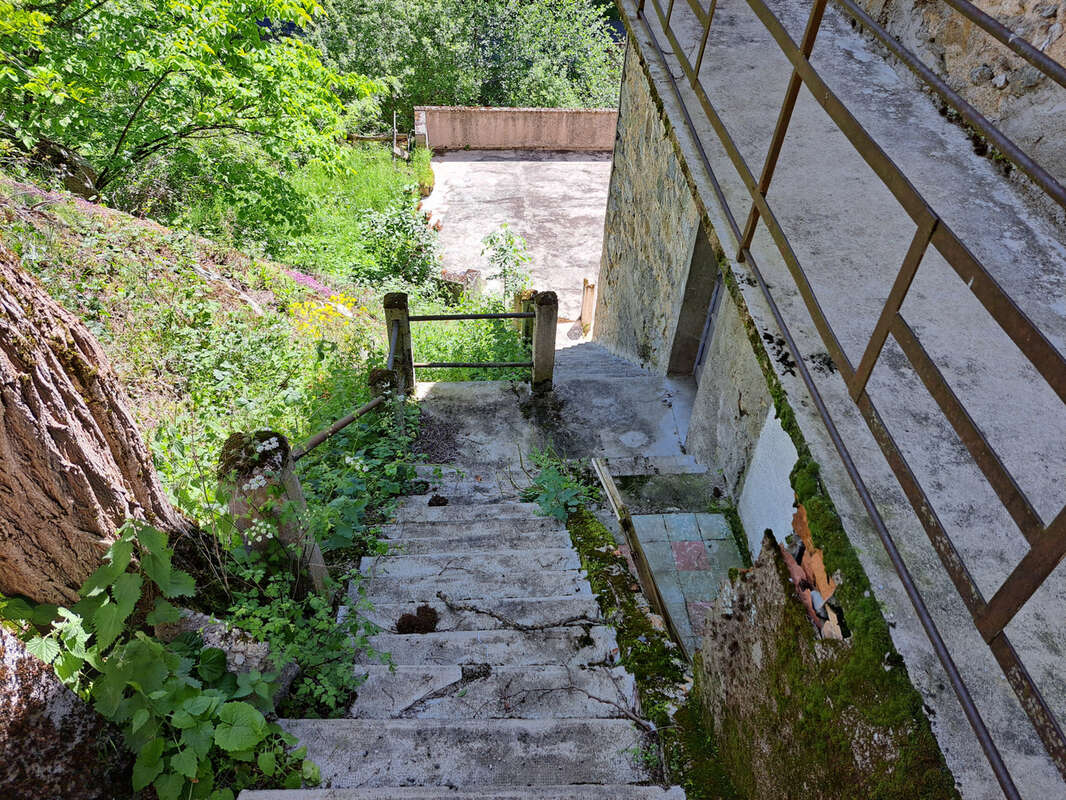 Maison en pierre 168m2, 11 pièces, terrasse et terrain à Carcanières les Bains - photo 13