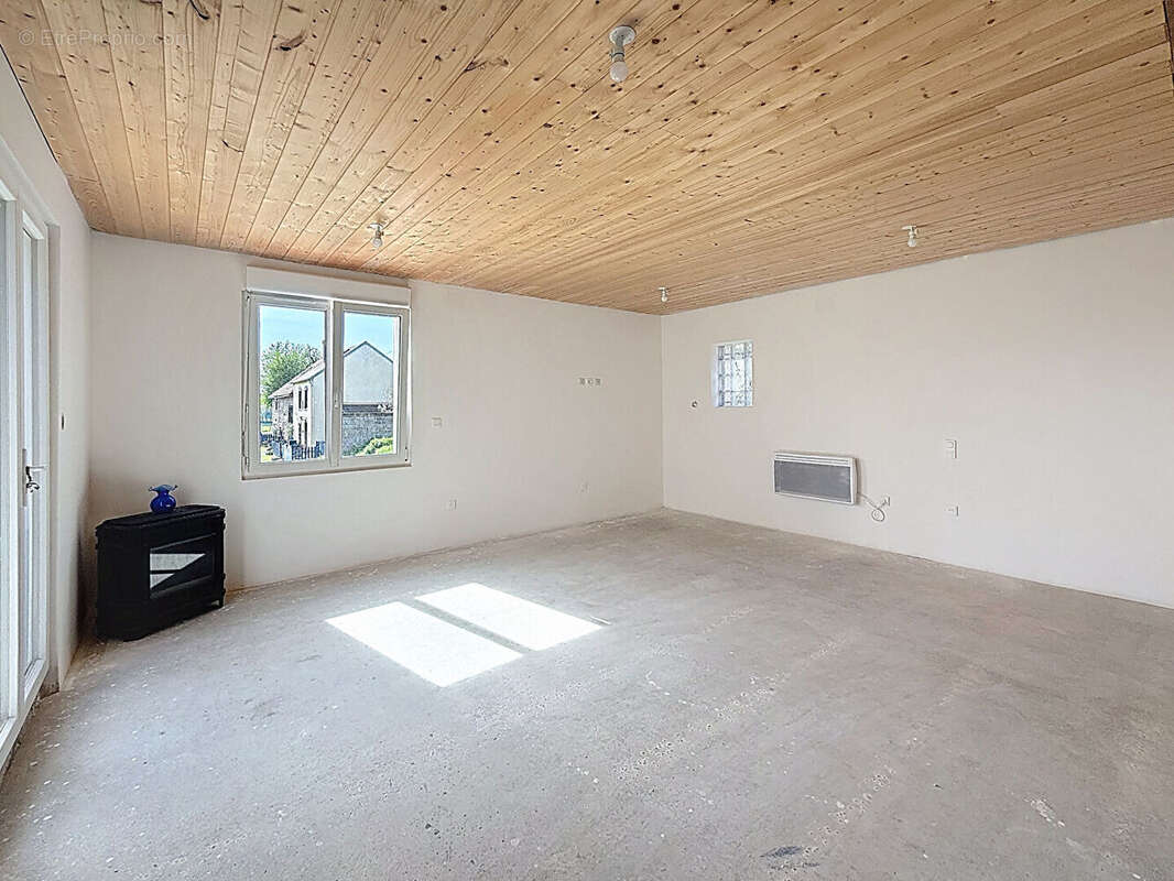 Maison à SAINT-ETIENNE-DE-FURSAC