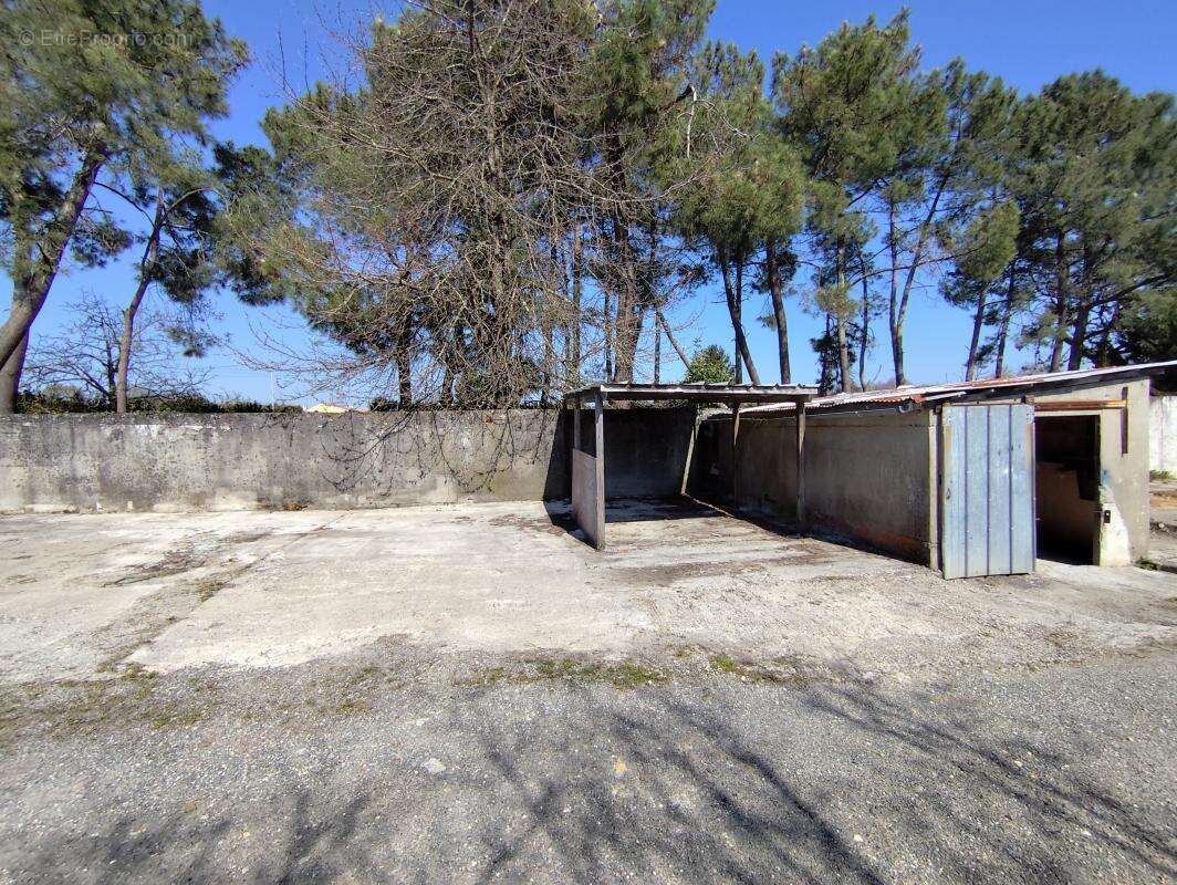 Commerce à ARTIGUES-PRES-BORDEAUX