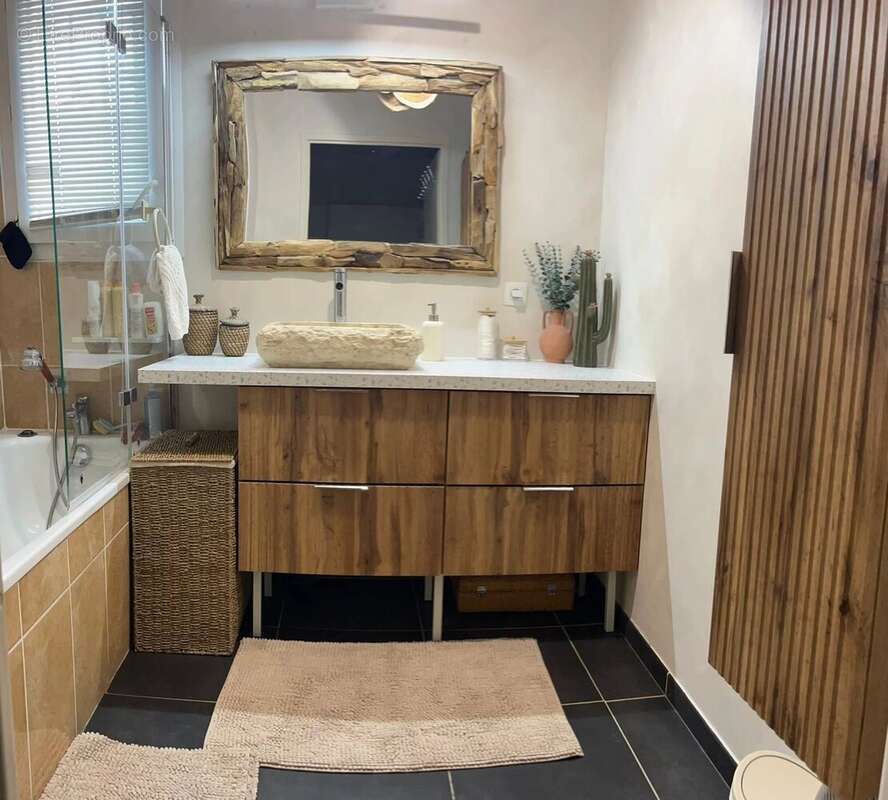 Appartement à SOLLIES-PONT