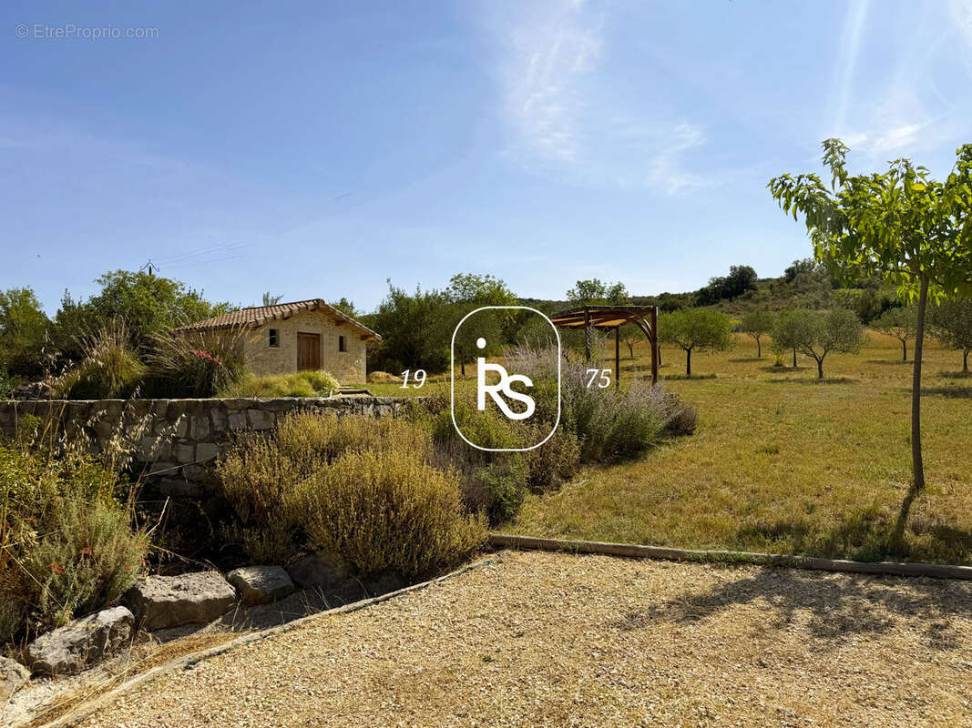 Une villa de caractère de 124 m2 avec piscine, garage et dépendances sur 4300 m2 de terrain avec oliviers. - photo 23