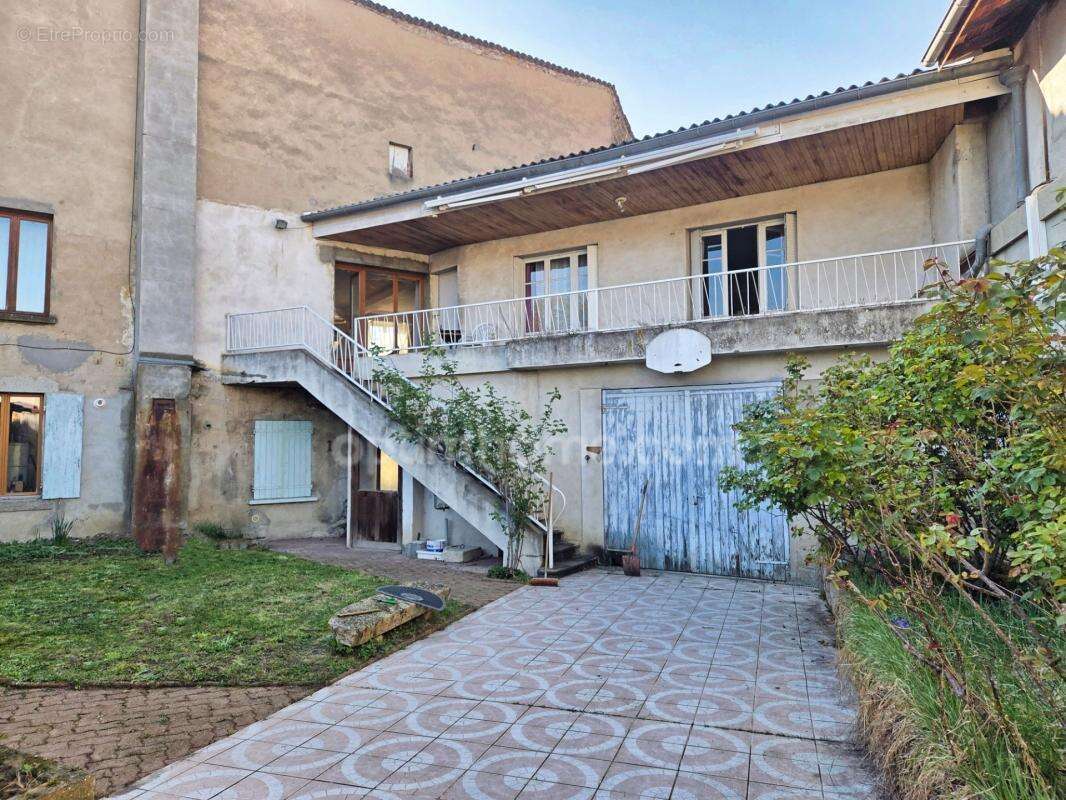 *** exclusivite *** immeuble de rapport + habitation independante + dependances + exterieur *** billom 63160 *** - photo 2