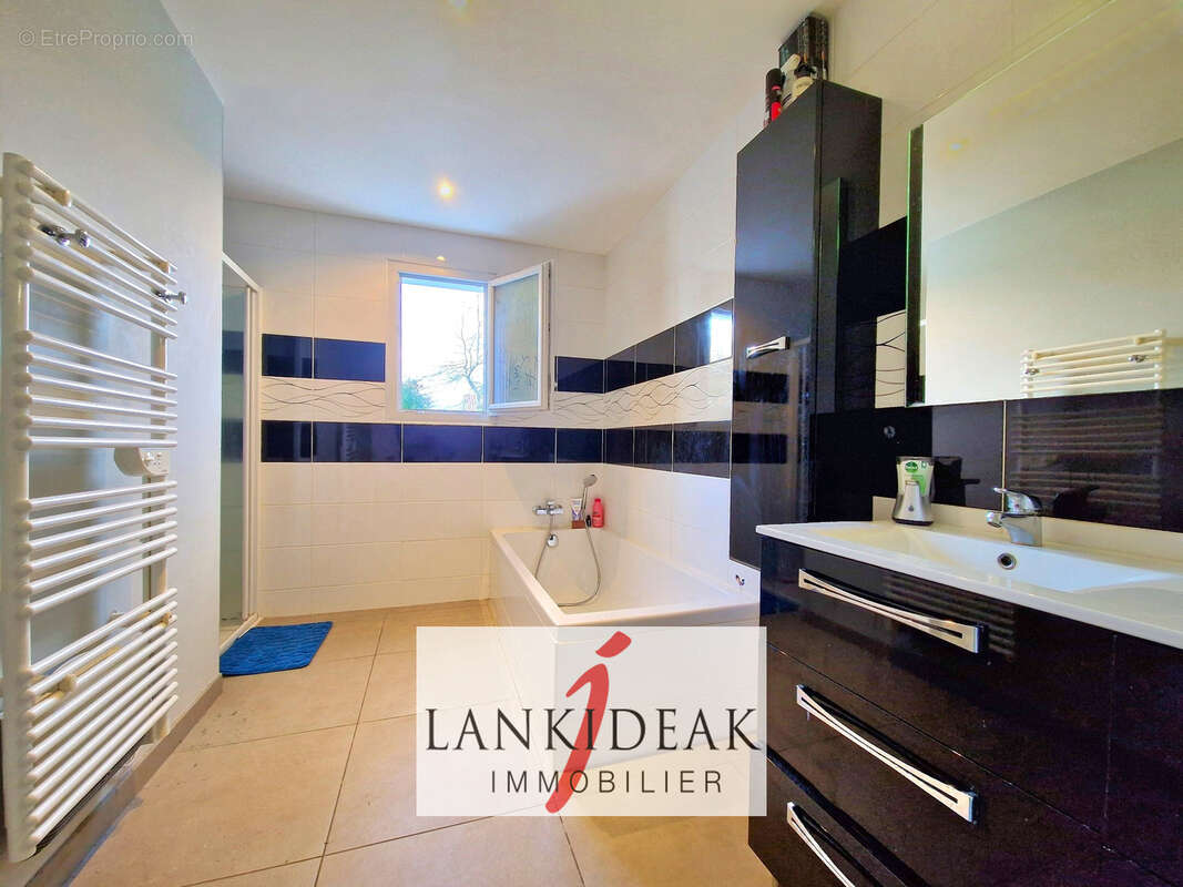 Maison à LARRESSORE