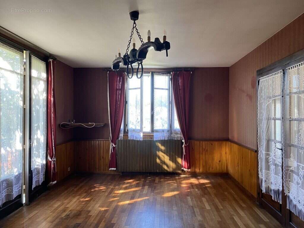 Maison à NEUVIC-ENTIER