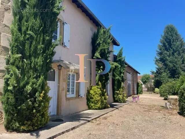 Maison à SAINT-CHRISTOPHE-EN-BRIONNAIS