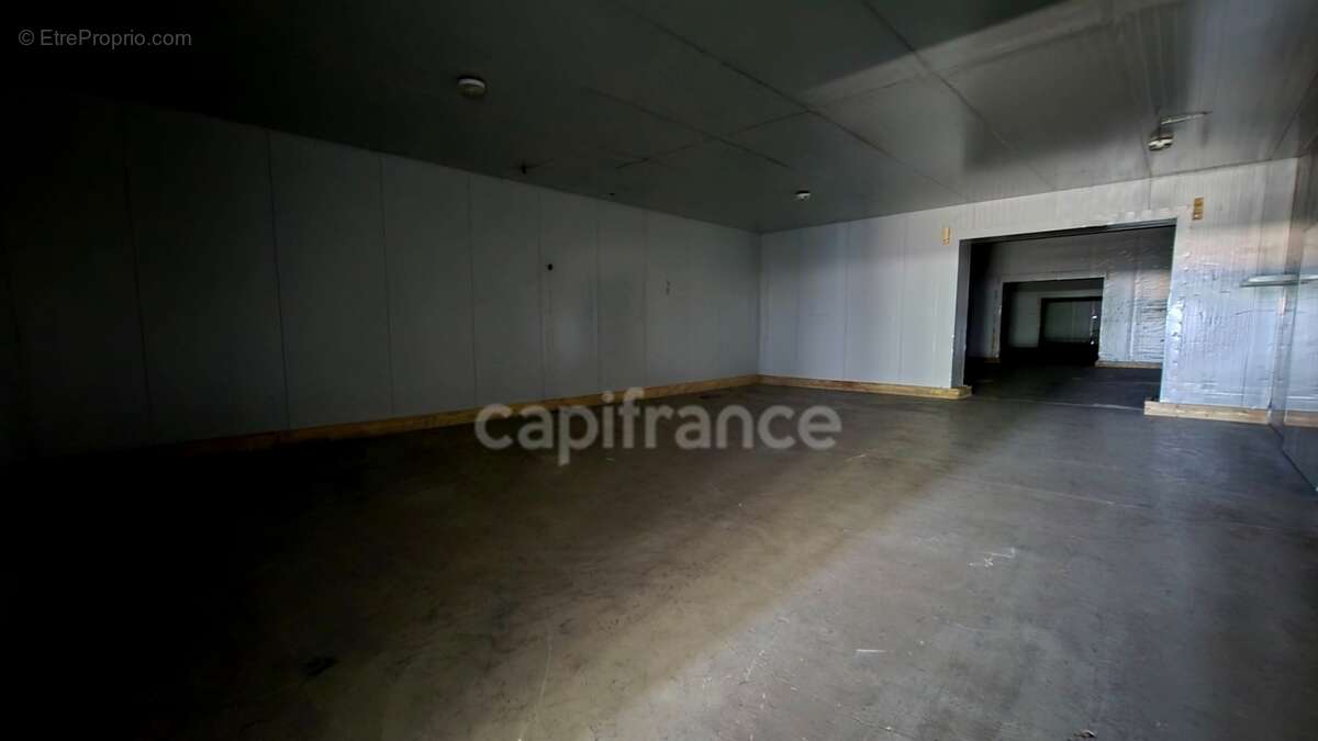 Local/bureau à vendre SOUBISE (17) 1600m² de surface développée - photo 16
