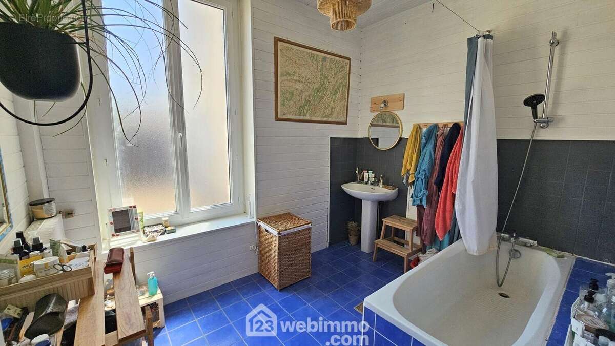 Au RDC, une salle de bain de 6,60 m². - Maison à MILLY-LA-FORET