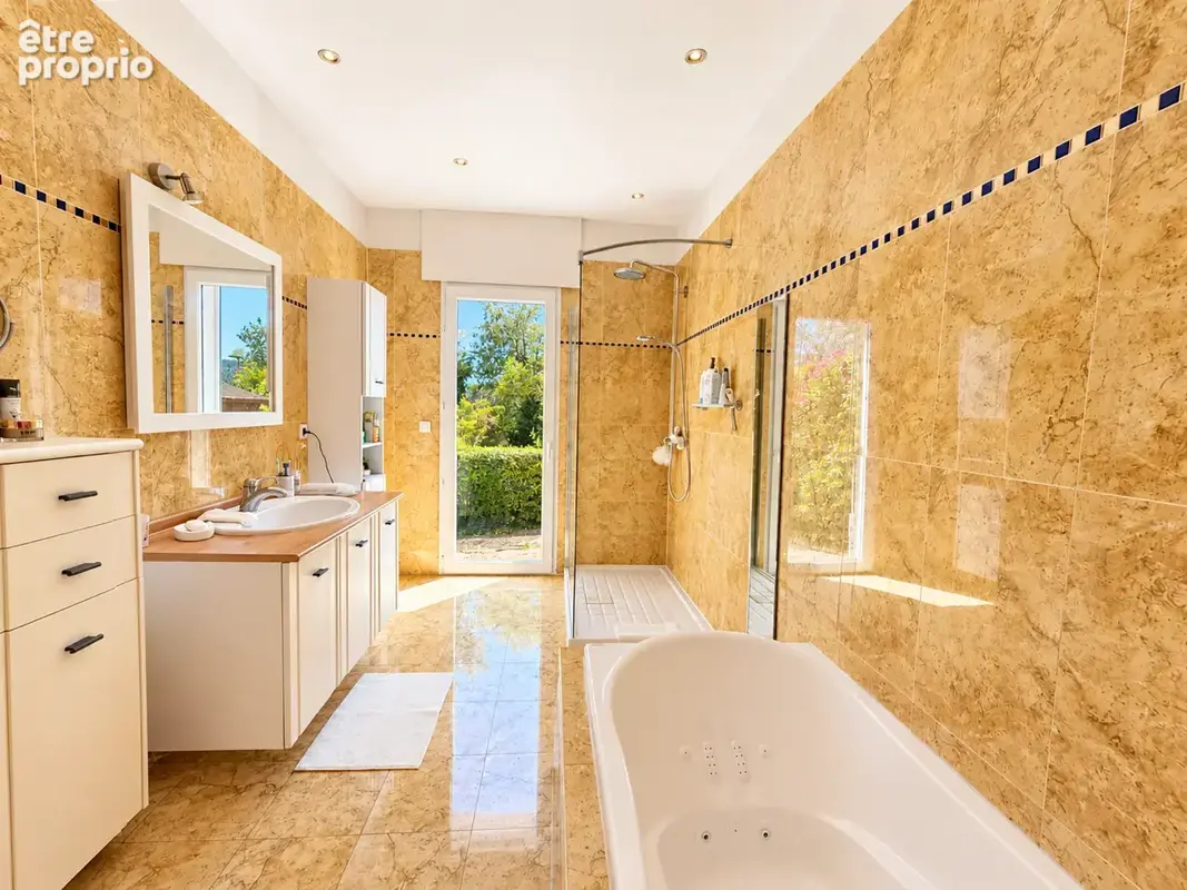 EXCLUSIVITE Bagnols en Foret à pied au village Villa individuelle 4 pièce(s) 140m2 env Piscine Belle vue - photo 10