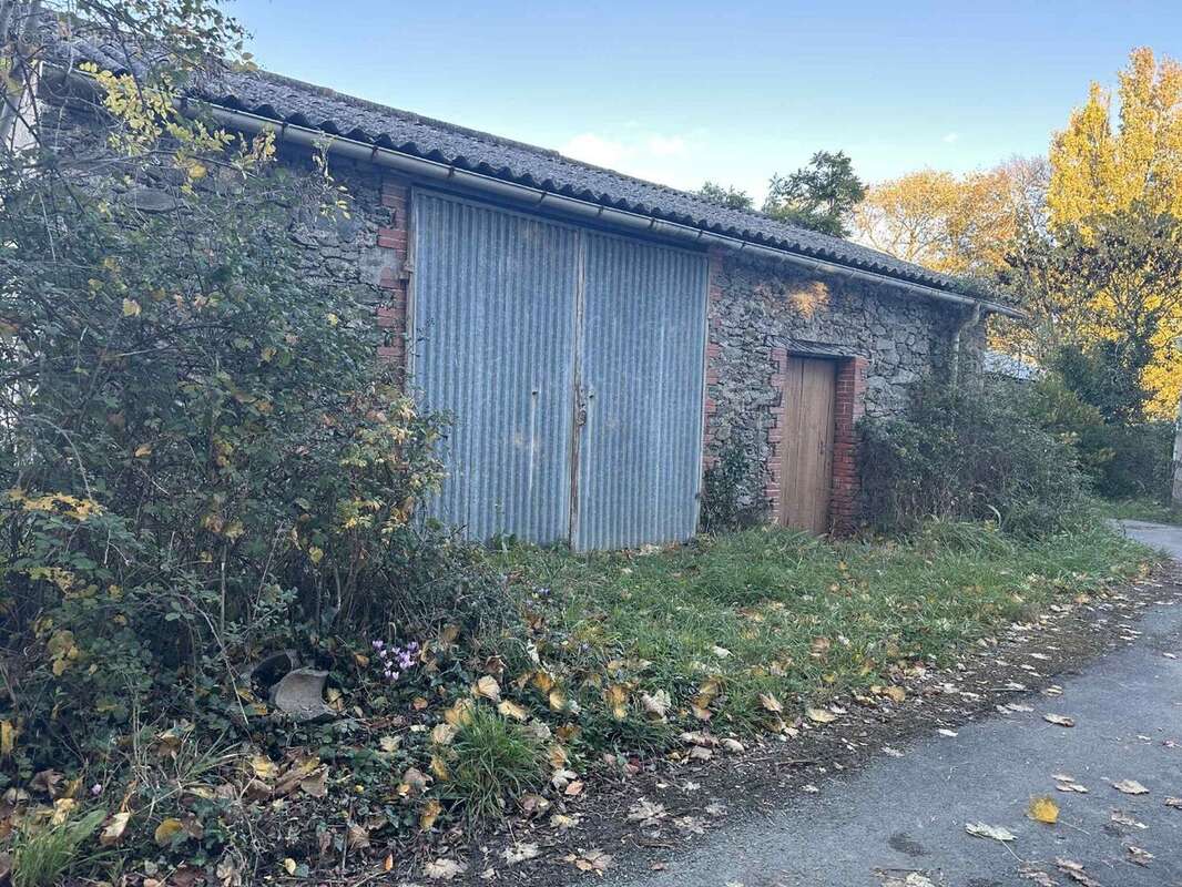 Maison à SAINT-LAMBERT-DU-LATTAY