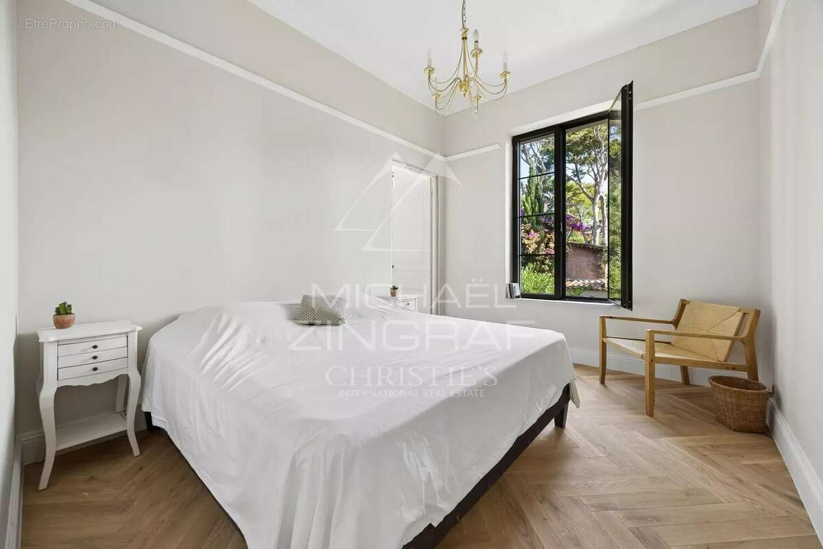 Exclusivité – Villa d’exception avec vue mer sur la baie de la Garoupe - photo 5