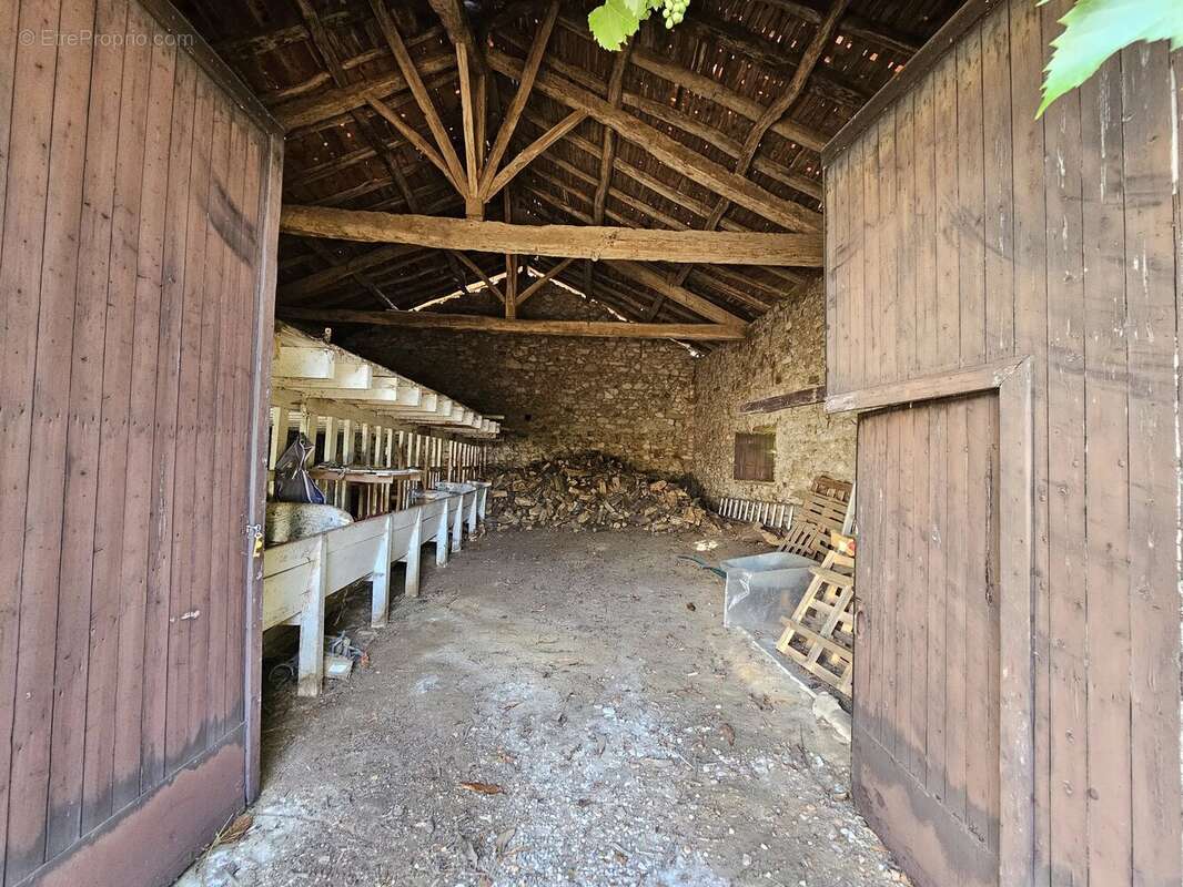 Opportunité de réhabilitation d'une grange : créez la maison de vos rêves ! - photo 6