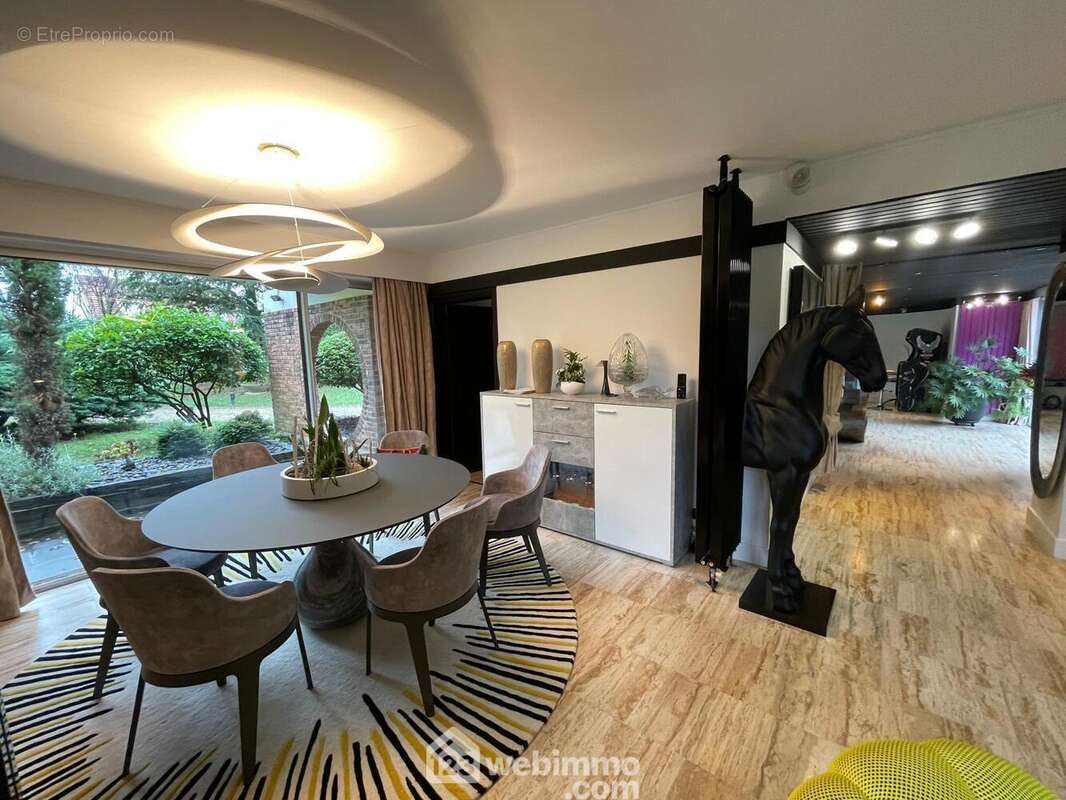 Maison 308 m² à Cuts  - photo 12