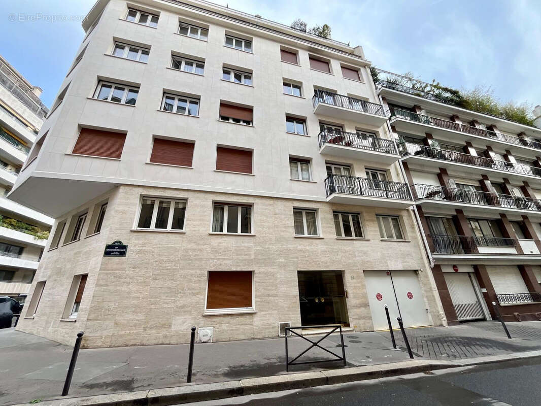 Appartement à PARIS-16E