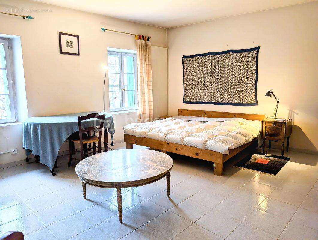 Maison à VIC-LA-GARDIOLE