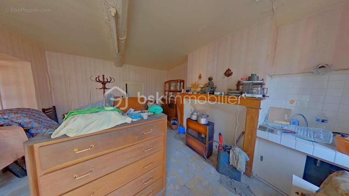 Maison Ancienne à rénover avec une grange et une cour 178 m² de terrain - photo 7