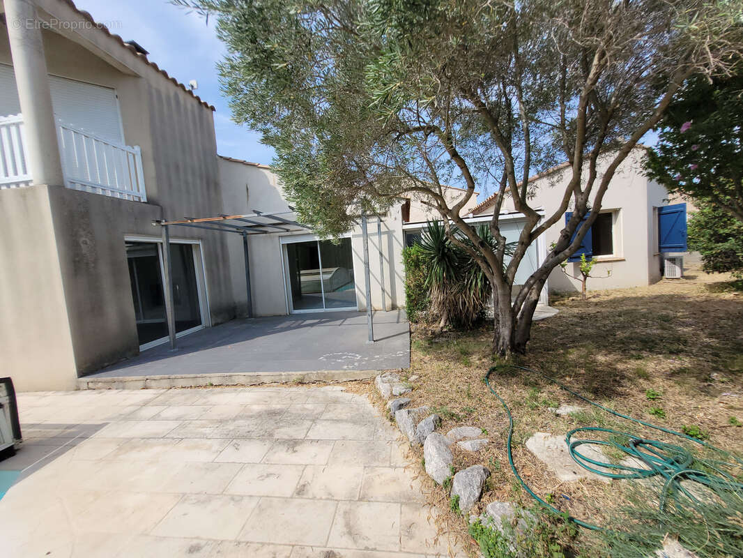  FLEURY Villa de type V d'une SH 152 m2 sur 3 faces sur un terrain de 619 m2 avec piscine. - photo 5