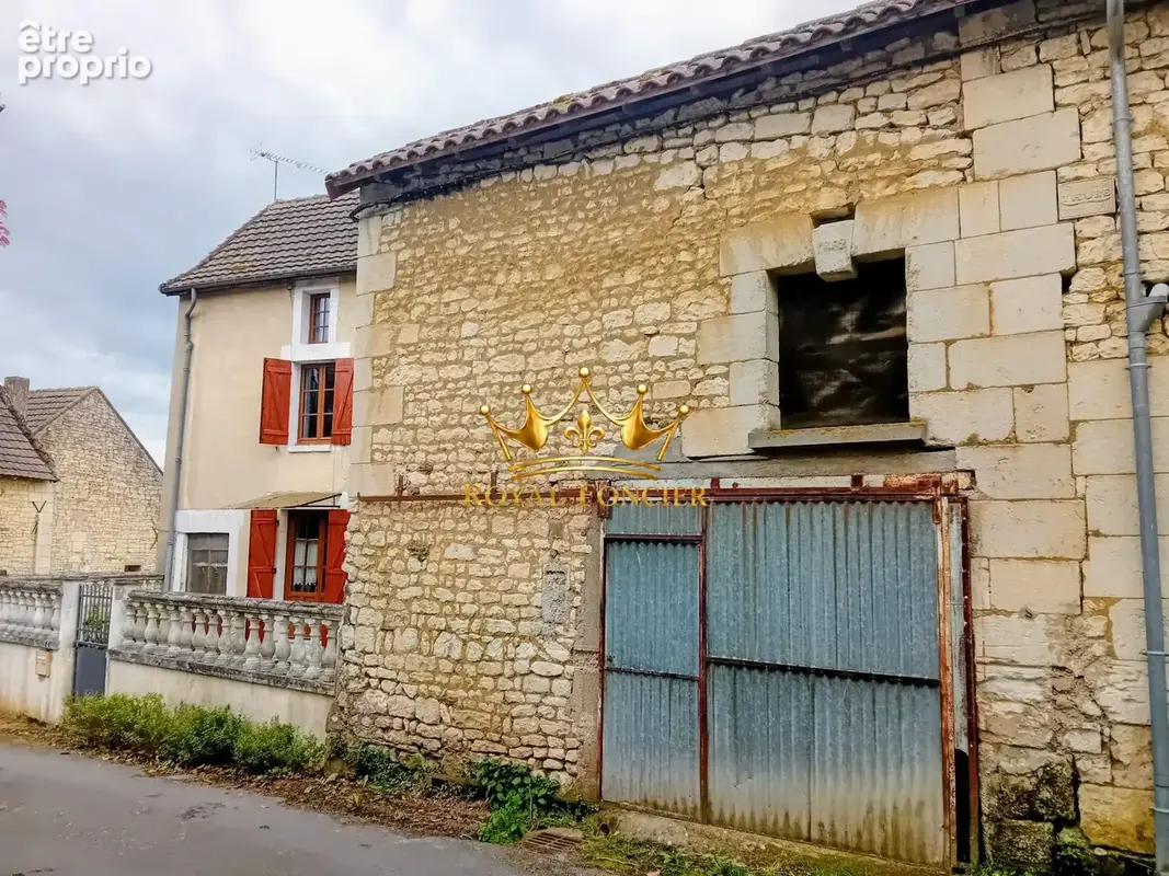 Grange de 50 m2 au sol à réhabilité (eau et électricité devant) - Maison à THURE