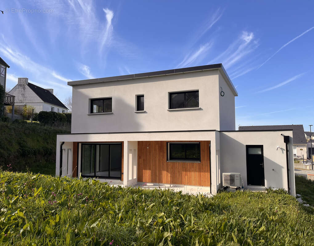 Maison à PLONEVEZ-PORZAY