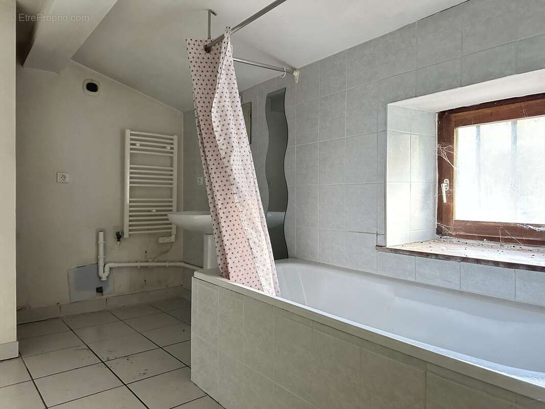 T2 - 2e Etage - Appartement à BEAUJEU