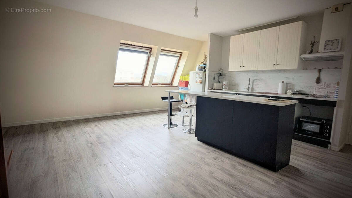 pièce cuisine et salon - Appartement à AIGUILLON
