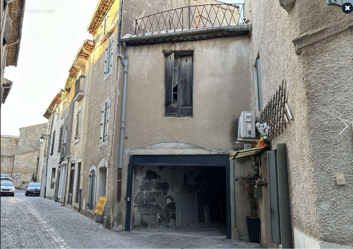 Parking à VILLENEUVE-LES-BEZIERS